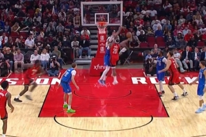 看著都疼！加福德防守奧科吉時雙方膝蓋對撞 都有些受傷