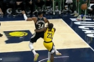 動作有點(diǎn)大！字母哥反擊被內(nèi)史密斯放倒 后者被吹一級惡意犯規(guī)