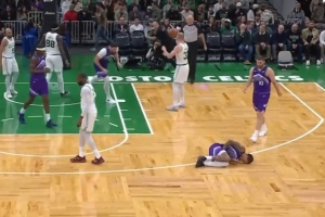 有點危險！布朗撲防后手撩陰小基昂特 裁判給普通犯規(guī)后者3罰全中