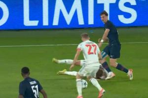 吃了暗虧！基米希倒地后頭部被法比安踢到，裁判沒有表示