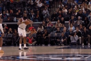 這就是能力！哈登不看人長傳十分到位 克里斯·鄧恩輕松快下上籃