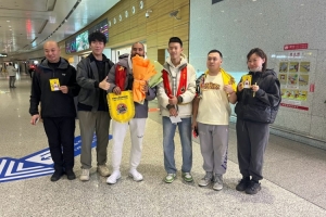 達拉斯·摩爾抵達長春龍嘉機場