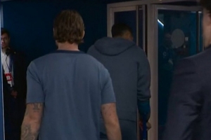 傷得不輕！阿什拉夫賽后拄拐離開王子公園球場(chǎng)