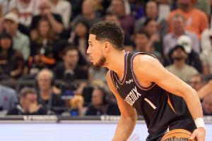 布克：我是隊(duì)里老新秀了 看今年的菜鳥(niǎo)搞怪玩小把戲很有意思