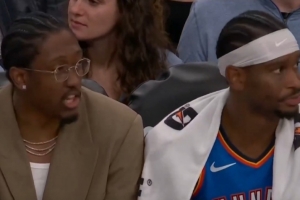 養(yǎng)傷不忘練默契！杰倫威板凳席上與亞歷山大神同步轉(zhuǎn)頭