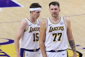 楊毅：里夫斯是鄉(xiāng)村男孩&沒運動能力不適合湖人 湖人27年要釣大魚