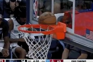 略尷尬！杜蘭特使出招牌翻身跳投 但球卡到籃脖子上了