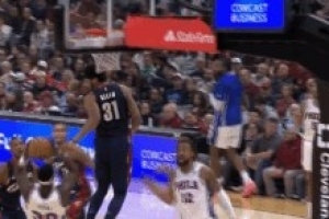 殘暴！沃特福德突破傳球 博納強(qiáng)起被小莫布里雙手排球摁帽