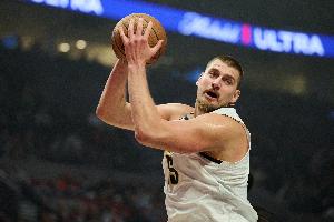 打誰都是錯位！約基奇半場11中8砍19分7板8助2斷&多次快攻扣籃