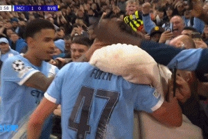 太子就是帥！福登慶祝時被球迷摟著自拍，還看了鏡頭笑的特別配合