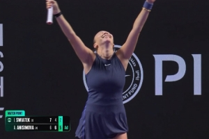 阿尼西莫娃2-1逆轉(zhuǎn)并淘汰斯瓦泰克，晉級WTA年終總決賽4強(qiáng)