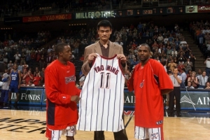 楊毅：火箭給姚明退役球衣是因?yàn)榇笠A其所有 休斯敦市民都愛他