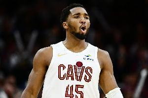 所向披靡！米切爾第三節(jié)6中5怒轟15分2板3助 帶隊領先到20分！