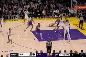 根本干擾不到！文班亞馬低位碾著布朗尼命中翻身跳投