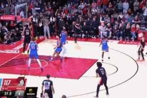 一錘定音！卡馬拉溜底線接球雙手暴扣 開(kāi)拓者領(lǐng)先5分打停雷霆