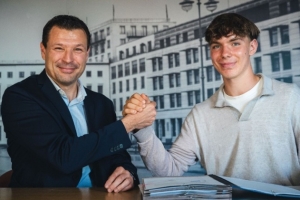 體圖：皇薩仁和巴黎等隊(duì)有意16歲中場(chǎng)艾?；舳?，赫塔要價(jià)2000萬(wàn)歐