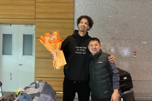 德萬特·威爾遜抵達長春龍嘉機場