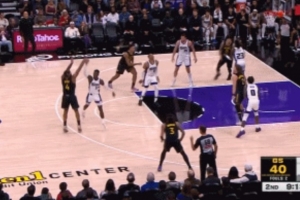 這球“傳”得舒服！威少搶籃板將球拍出 穆迪撿漏三分穩(wěn)穩(wěn)命中