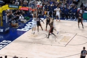 很努力?。〖s基奇防守成功干擾球 隨后快攻跟進完成雙手暴扣