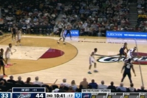 血虧！米切爾橫傳失誤&博納搶斷 泰森反搶拉拽被吹越位犯規(guī)