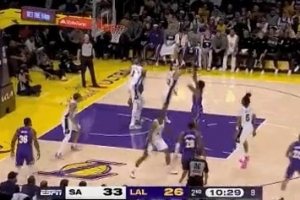 進(jìn)了就是好球！布朗尼罰球線迎著防守 中投打板命中