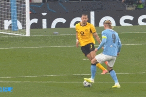 可惜！薩維尼奧右路內(nèi)切后橫敲，哈蘭德弧頂起腳打門(mén)太正被沒(méi)收