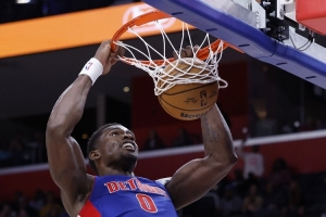 內線支棱起來！杜倫半場12中9砍18分10板 第二節(jié)12分&多次暴扣