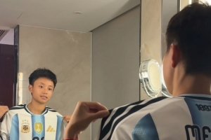 球王的小迷妹張琳艷社媒曬照，上身最新款阿根廷梅西10號球衣