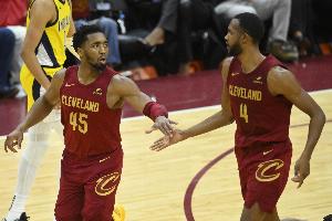 你倆是基本盤！首節(jié)米切爾5中4砍15分&小莫布里8中5拿到12分