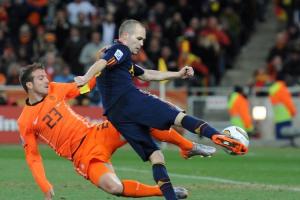 西班牙球衣設計師：球衣上的藍色為致敬伊涅斯塔，亞馬爾帶動銷量