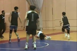 突破被帽了！艾倫回隊(duì)備戰(zhàn)：準(zhǔn)備新賽季 現(xiàn)在的年輕人不講武德鴨