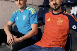 功勛傳奇出鏡！阿迪邀卡西和比利亞為西班牙世界杯球衣預(yù)熱