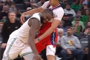 美記：建議布朗別用發(fā)際線粉&安心剃光頭算了 與人與己都方便