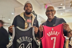 致敬前輩！杜蘭特和馬刺名宿“冰人”喬治-格文交換球衣