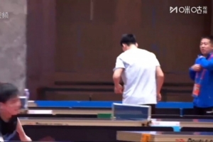 樊振東專注訓(xùn)練汗水完全濕透衣服，頭發(fā)也濕成了“二維碼”