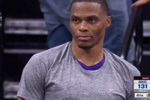 垃圾時間了！國王替補席威少一臉嚴(yán)肅&施羅德?lián)u頭