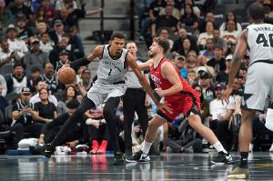 夾懵！阿杜8失誤&全隊(duì)24個(gè)失誤 控衛(wèi)問題制約火箭打不了高端局？