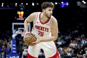 外線沒譜！申京半場8中3拿到6分5助 三分3中0