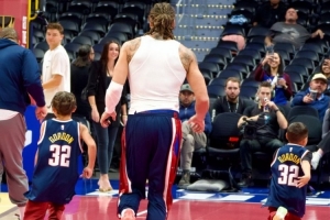 鐵漢柔情！阿隆·戈登帶著兩個小侄子參加賽前熱身