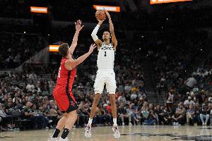 有來有回~申京順下力壓文班空接2+1 文班回頭2樓空接申京只能目送