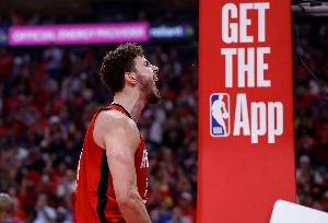 打成提款機了！申京再次碾壓文班進內(nèi)線 轉(zhuǎn)身連續(xù)虛晃上籃打進