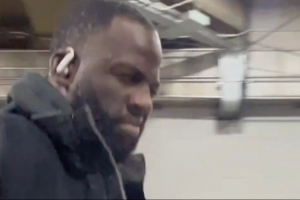 客場挑戰(zhàn)掘金！勇士眾將抵達(dá)球館 霍福德目光堅定&追夢連連點頭