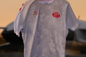 官方：桑德蘭發(fā)售2025年紀(jì)念球衣，球員將在對(duì)陣阿森納前身著亮相