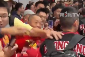 數(shù)千球迷高聲齊呼“重慶雄起”，老將黃希揚(yáng)被團(tuán)團(tuán)圍住簽名