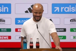 諾伊爾失誤？孔帕尼：我才不會(huì)批評(píng)頭號(hào)門(mén)將 迪亞斯本周3球很重要