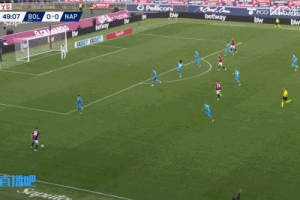 那不勒斯0-1落后！達(dá)林加接隊(duì)友傳中搶點(diǎn)破門，瓦尼亞反應(yīng)不及