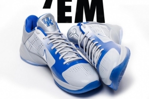灰藍(lán)色調(diào)！肯塔基的又一款科比球鞋Kobe 5 PE！