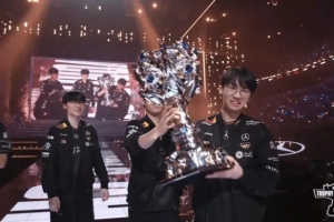 G2分享Doran奪冠捧杯照片并配文：第六冠送給Doran