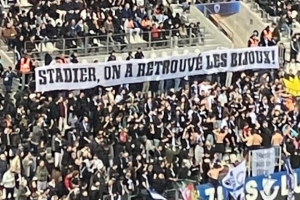 巴黎FC球迷拉橫幅調(diào)侃盧浮宮劫案：我們找到珠寶了！