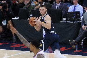 拿手好戲！約基奇四分衛(wèi)長傳助攻布勞恩快下打成2+1